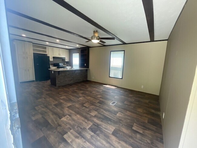 Foto del edificio - Renovated 3 Bedroom 2 Bath Trailer for Rent!