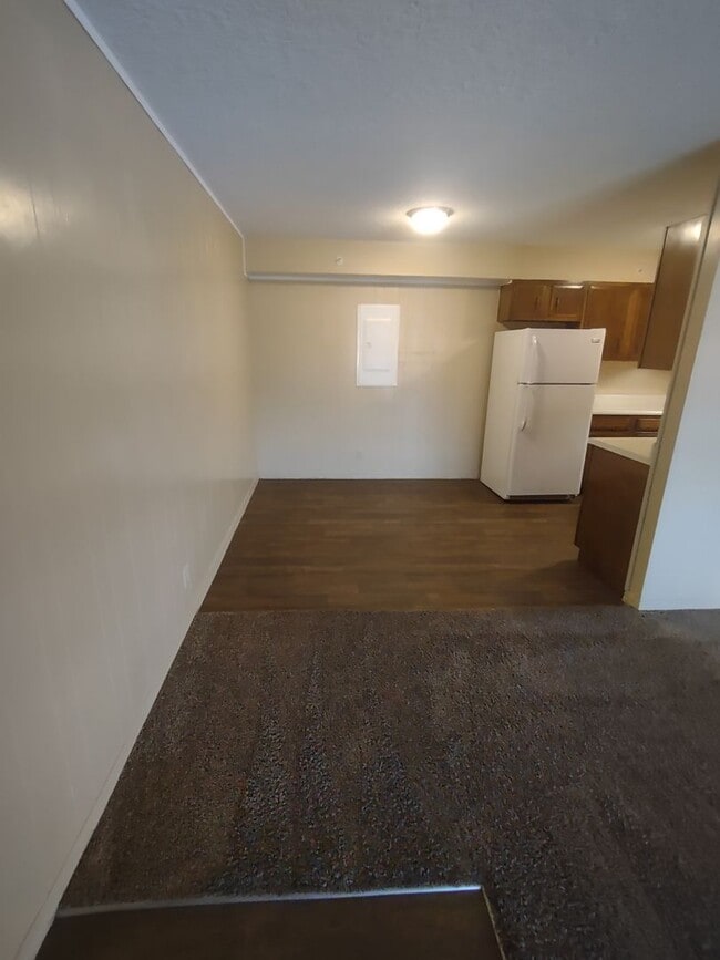 Building Photo - Large Two Bedroom Apt