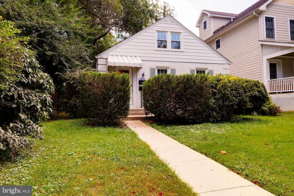 Foto principal - 4851 Crescent St