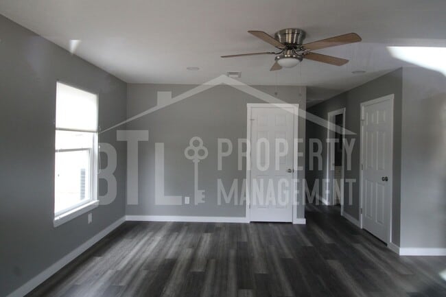 Building Photo - 300 Valley Stream Cir