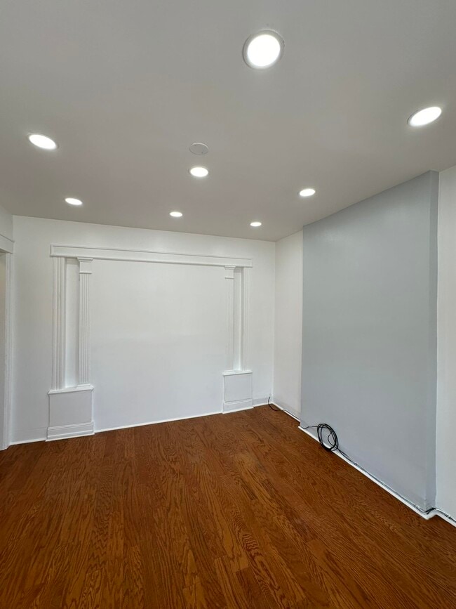 Building Photo - 85 Roosevelt Ave