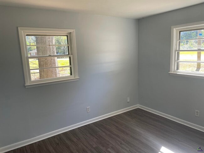 Building Photo - 805 Crestwood Terrace