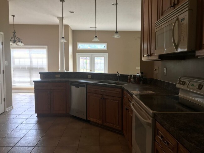 Building Photo - Prattville - 4BR/2BA with extra living area