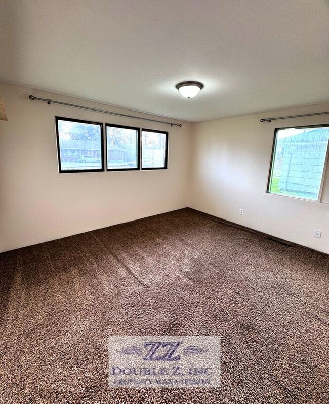 Building Photo - Spacious 2 Bedroom House with Garage and l...