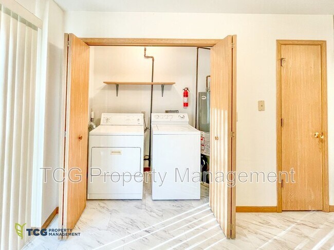 Foto del edificio - 2127 Fox Hill Ln