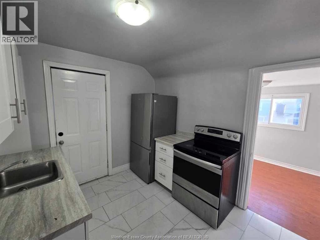 Building Photo - 1106-1108 ELM AVENUE Unit# UPPER