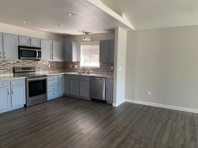 Foto del edificio - 3-Bed 2 Bath with Office 2 Car Garage