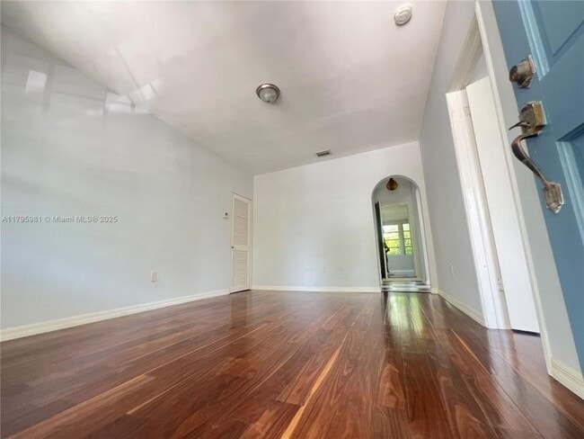 Building Photo - 2 bedroom in Miami FL 33161