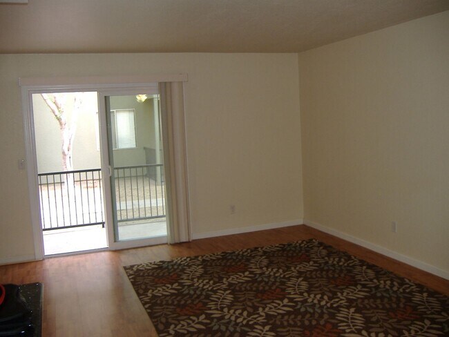 Foto del edificio - ***MOVE IN SPECIAL: HALF OFF FIRST MONTH'S RENT***SOLARIS 2 BEDROOM CONDO IN THE HEART OF MELROSE...