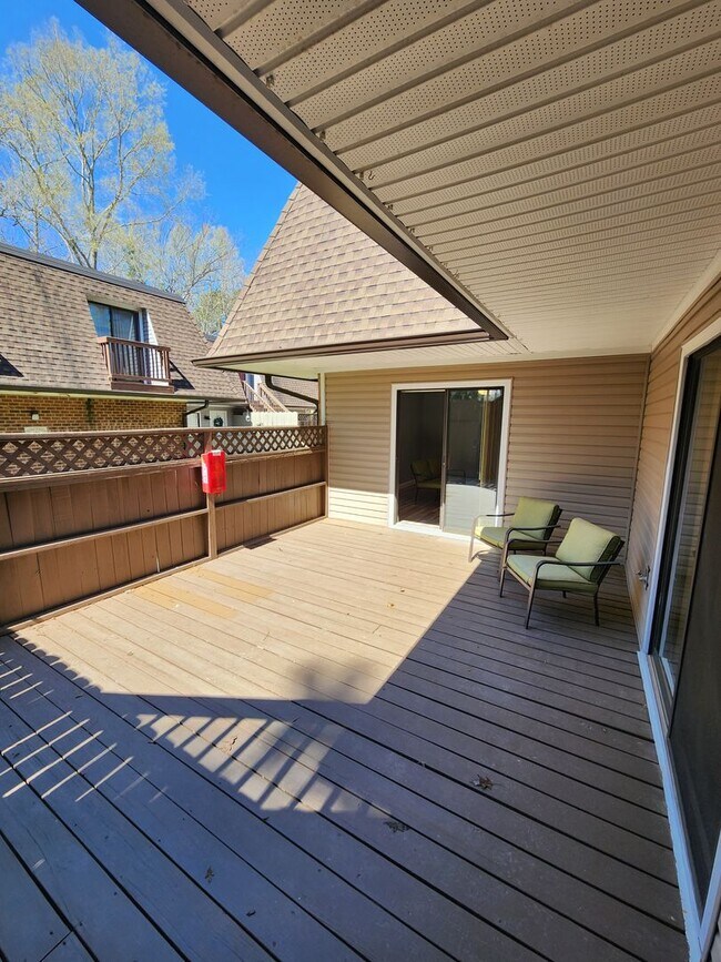 Building Photo - Chapel Hill / Finley Forest Townhouse AVAIL