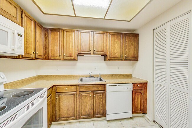 Foto del edificio - Bright and Sunny 2 bedroom, 2 bath unit wi...