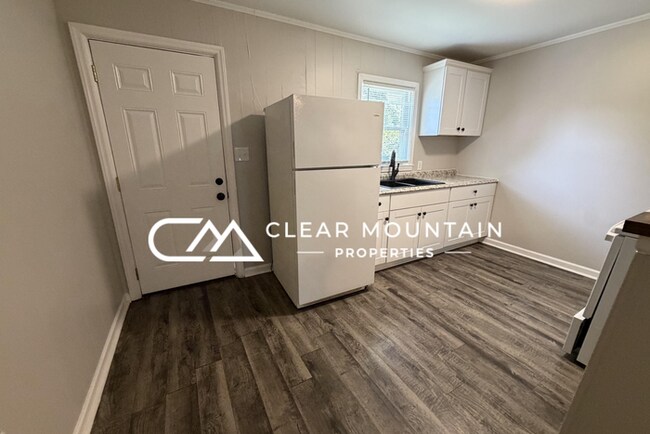 Foto del edificio - Renovated 2-Bedroom Apartment Just 1 Mile from Downtown Greer!
