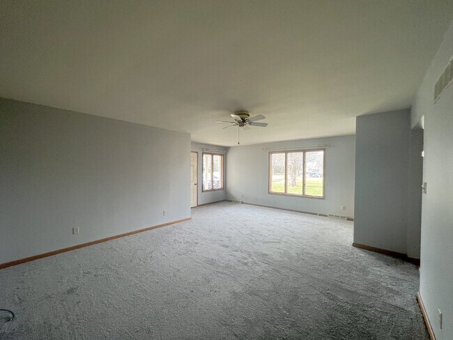Building Photo - Spacious 2BD/1B Duplex unit in Ottawa! 140...