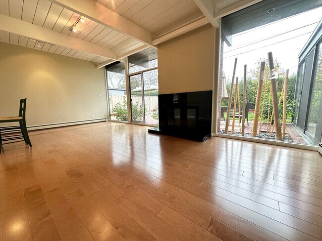 Building Photo - Modern 3 Bed 2 Bath Eichler in North Palo ...