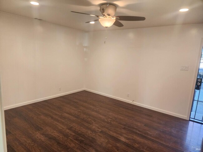 Building Photo - 910 Rosewood Ave