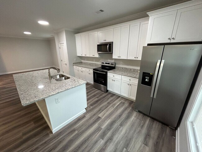 Foto del edificio - LARGE NEW CONSTRUCTION HOME AVAILABLE AUGU...