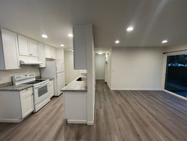 Building Photo - Coming Soon! Fully updated 2 bedroom 1.5 b...