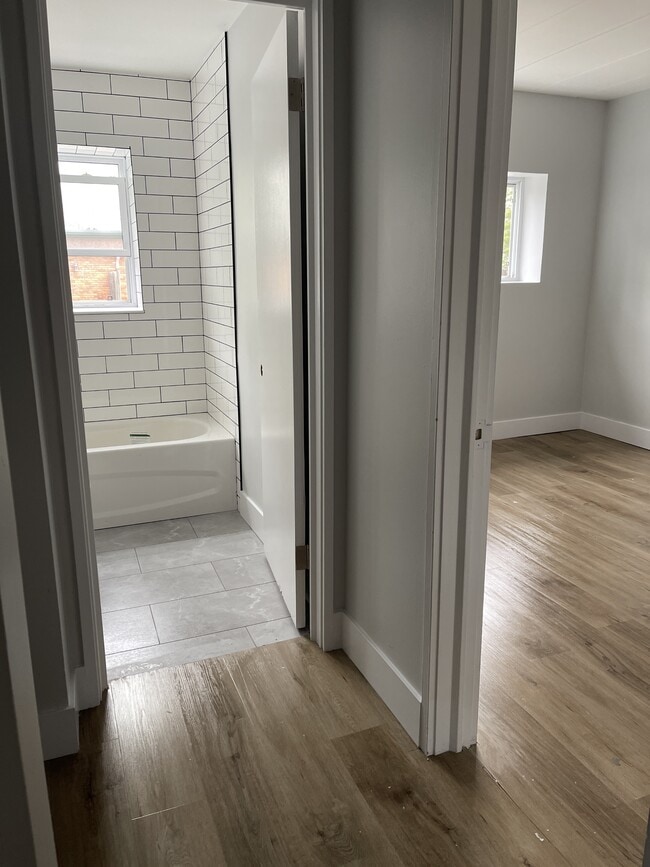 Photo du bâtiment - 301 Indian Rd S