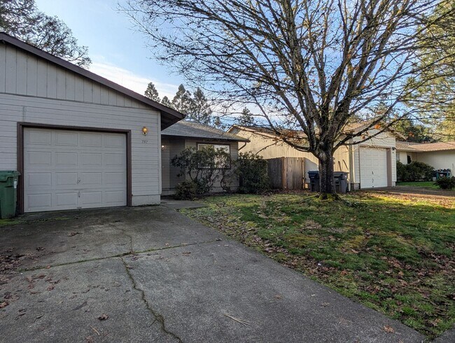 Foto del edificio - Spacious 2-Bedroom, 2-Bath Duplex In The River Rd Area!