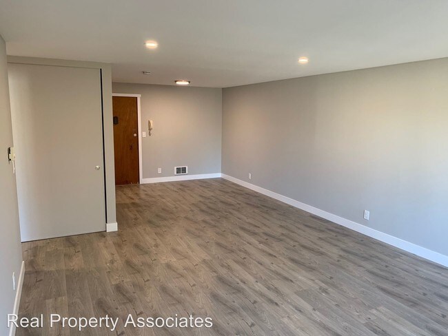 Building Photo - 9511 Roosevelt Way NE