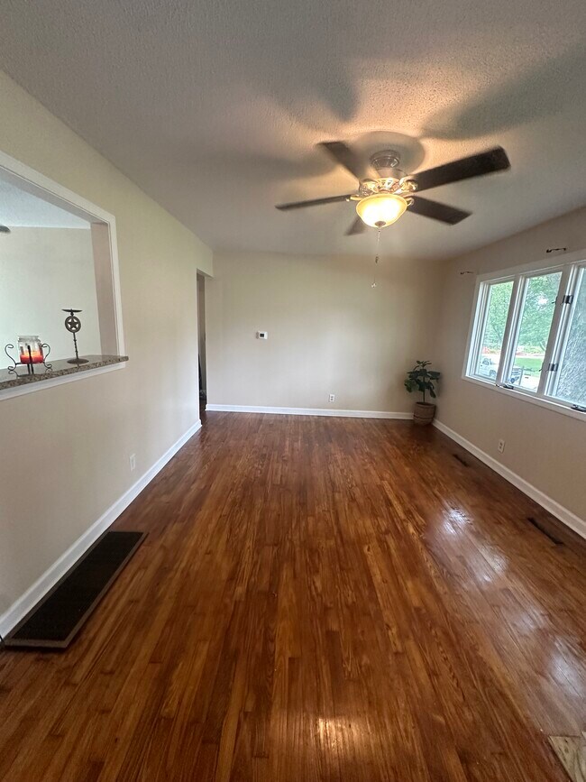 Sala de estar al entrar a la casa - 1444 Dodge St