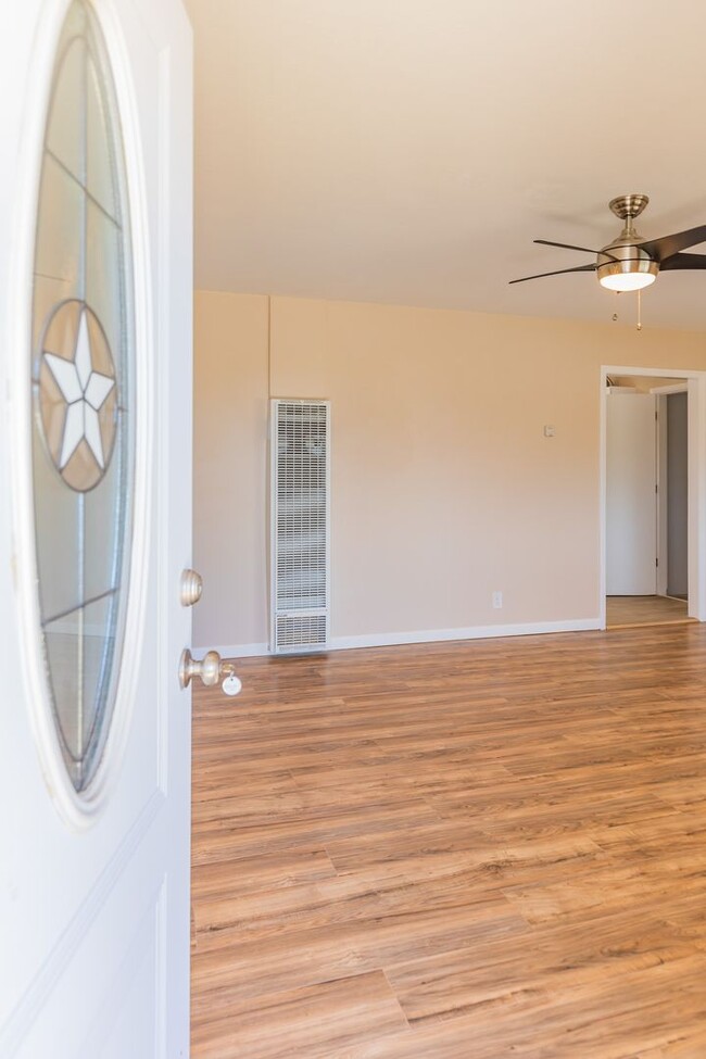 Building Photo - Spacious 4 Bedroom Home