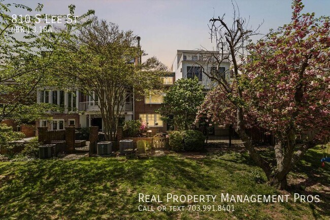 Foto del edificio - 4 Bedroom Old Town Estate - backs to lush ...