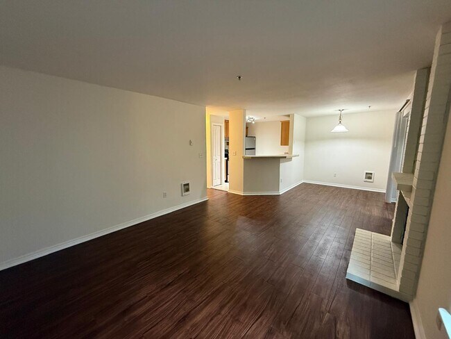 Building Photo - Two Bedroom Two Bathroom Everett Condominium