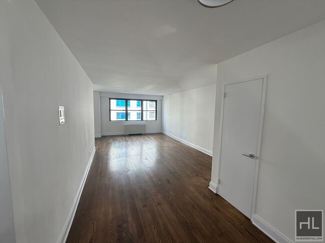 Building Photo - AMAZING STUDIO APARTMENT!! AMAZING DEAL! W...