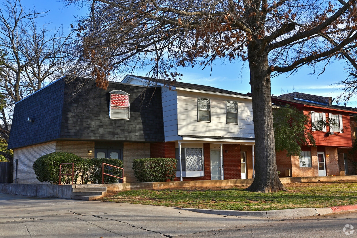 Primary Photo - 1821-1835 Cherry Stone St