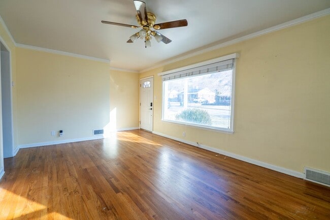 Building Photo - 3 Bed 1.5 Bath Updated Home with Private Fenced Backyard and Mountain Views