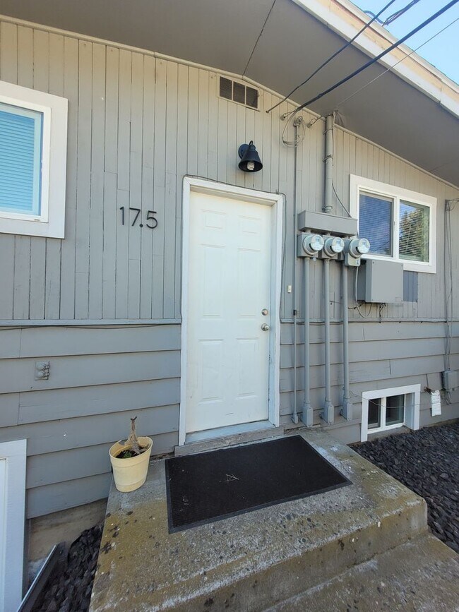 1919 F St SW Unit 17.5 F St SW, Ephrata, WA 98823 Room for Rent in