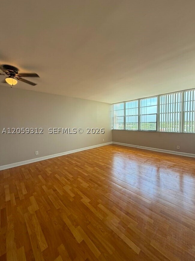 Foto del edificio - 2025 NE 164th St