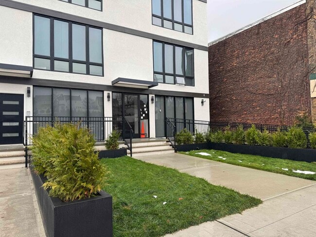 Building Photo - 330 Washington Ave