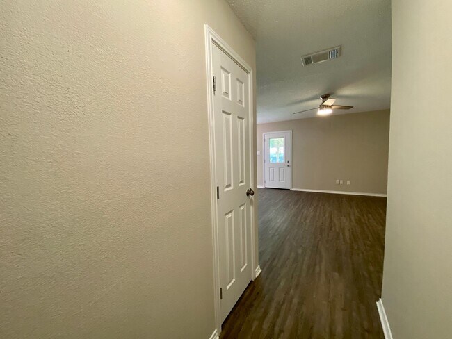 Foto del edificio - Charming Single-Story 3 Bed 2 Bath in South Austin!