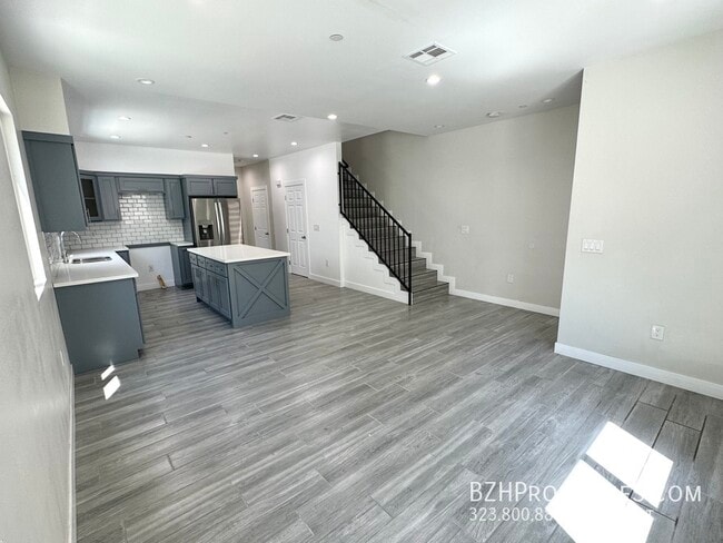 Building Photo - Just Finished Construction! 2 Min Walk to ...