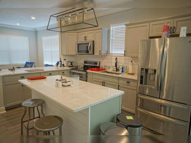 Foto del edificio - 3-Bedroom, 2-Bath Cozy Bungalow in Ybor He...