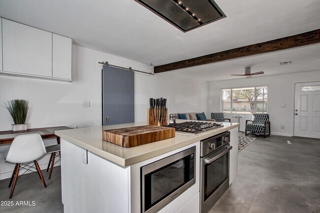 Foto del edificio - 7034 E Wilshire Dr