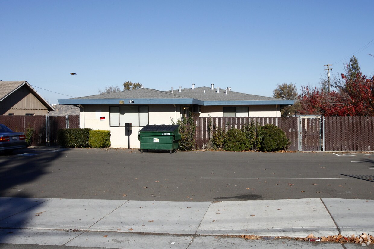 Building Photo - 3547 Myrtle Ave