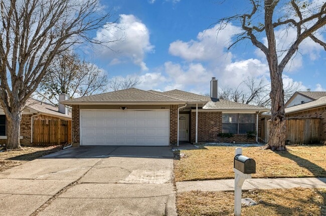 AVAILABLE NOW! NICE 3 BEDROOM HOME LOCATED IN ARLINGTON, TEXAS! - AVAILABLE NOW! NICE 3 BEDROOM HOME LOCATED IN ARLINGTON, TEXAS!