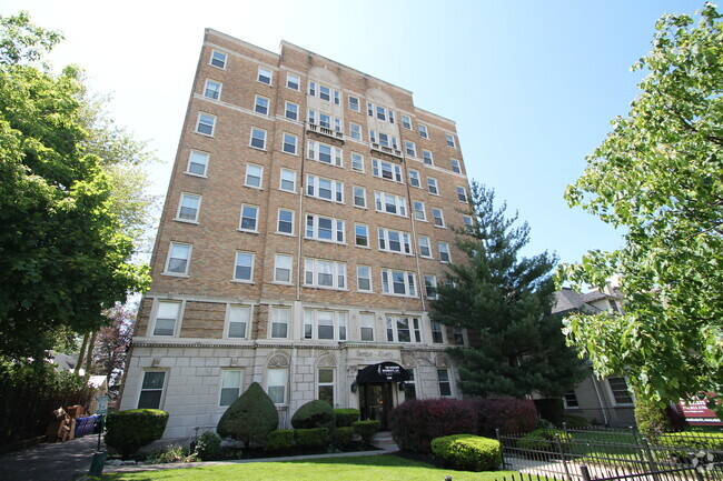 Building Photo - Gates Circle