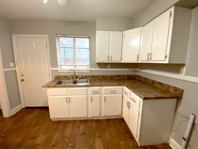 Photo - 1032 N Evergreen St Apartment