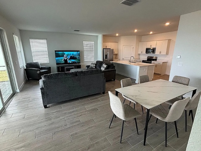 Building Photo - 8256 Shr Lk Dr