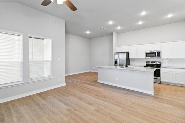 Building Photo - Luxury 4/2.5 Duplex in Buda TX!