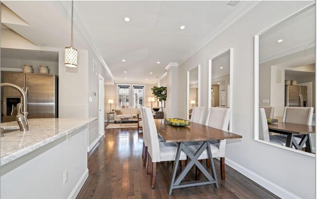 Building Photo - 4 bed 3.5 bath. Parking! Pets Welcome!