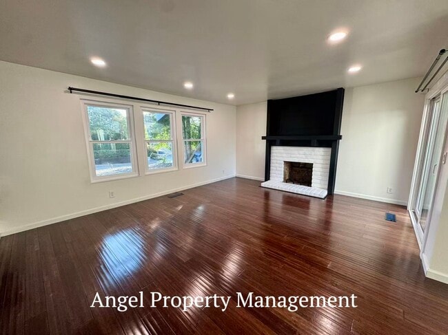 Foto del edificio - 5804 Shadow Ridge Dr