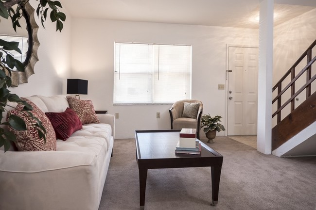 Living Room - Santa Fe Trace Apartments