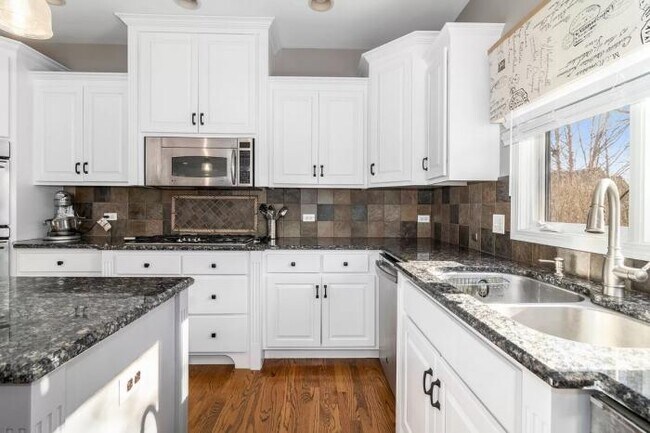 Building Photo - 6 bedroom in NAPERVILLE IL 60564