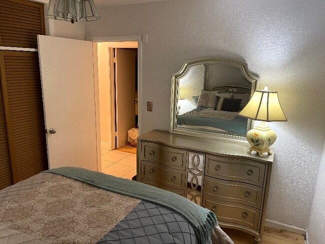 Building Photo - 15000 S River Dr