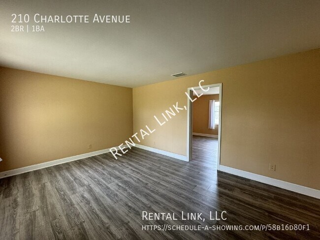 Building Photo - "Charming 2 Bed, 1 Bath Duplex in Fort Mye...